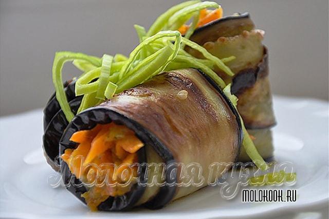 Вариант подачи рулетиков из кусочков баклажана с морковью по-корейски