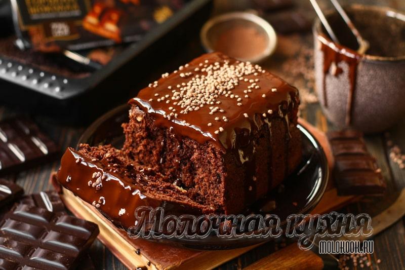 Рассыпчатый шоколадный кекс с орехами, кусочками шоколада и глазурью – невозможно устоять!