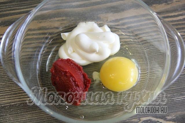 Яйцо, томатная паста и майонез в одной емкости