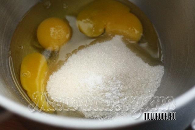 Яйца, ванилин, сахарный песок в чаше
