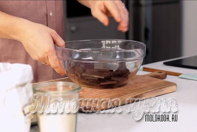 Поломанный шоколад в миске
