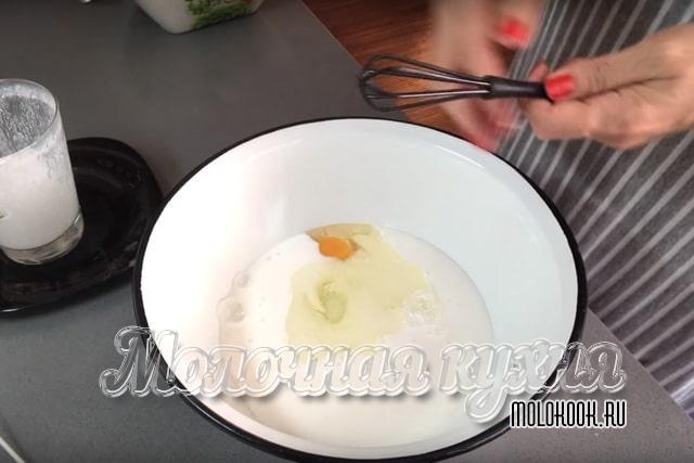Кефир и яйцо в глубокой миске