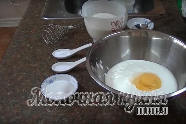 Яйцо и кефир в миске