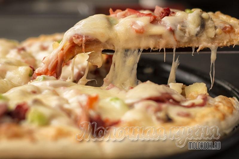 Домашняя пицца с начинкой из сыра и колбасы