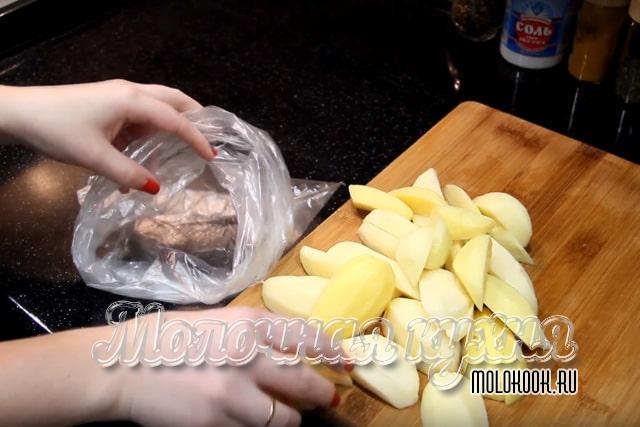 Складывание в пакет нарезанного картофеля