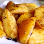 Золотистая картошка, запеченная дольками, по-деревенски в духовке - лучшие рецепты и секрет хрустящей корочки