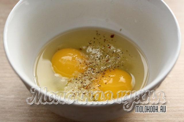 Яйца, соль и перец в миске