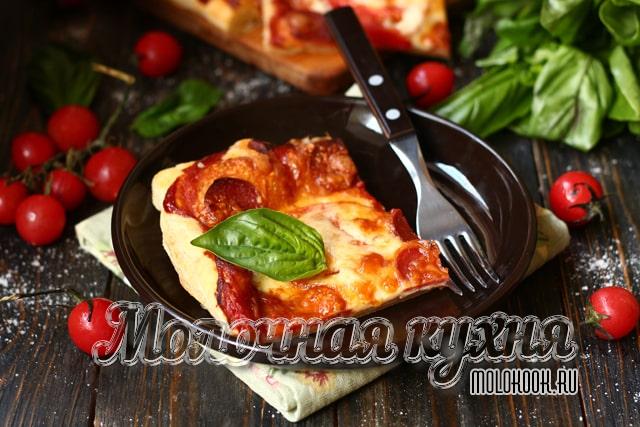 Слоеная бездрожжевая пицца с колбасой, помидорами, сыром