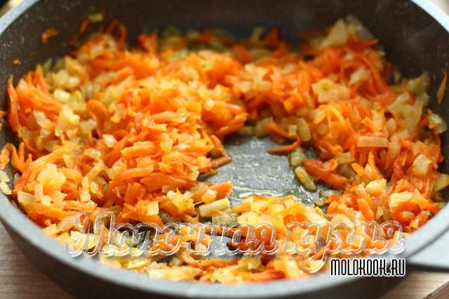 Обжаренная морковка с луком