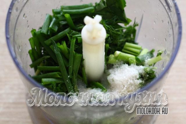 Соль с зеленью в чаше блендера