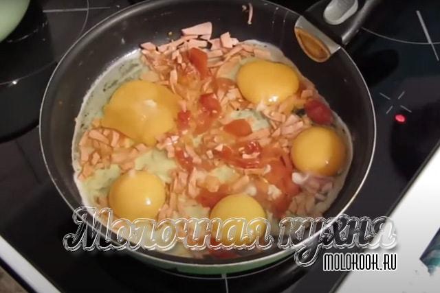 Яйца извлечены из скорлупы и добавлены на сковороду