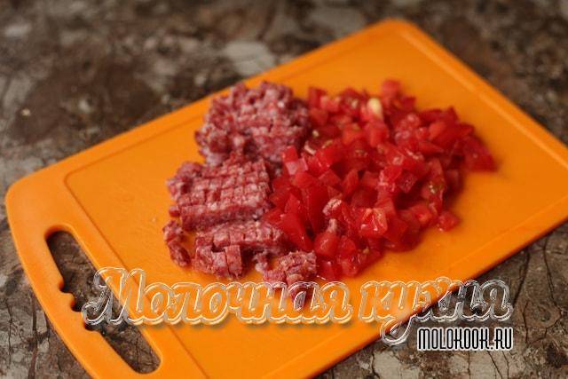Кубики томатов и колбасы