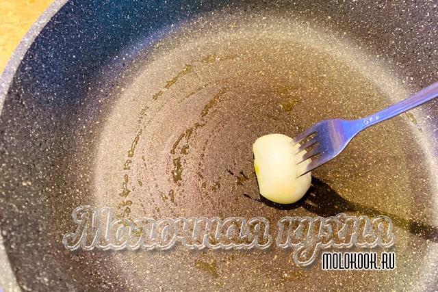 Смазывание сковородки маслом при помощи луковицы
