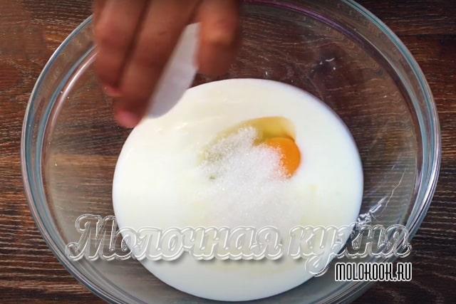 Кефир, яйца, соль и сахар в одной глубокой миске
