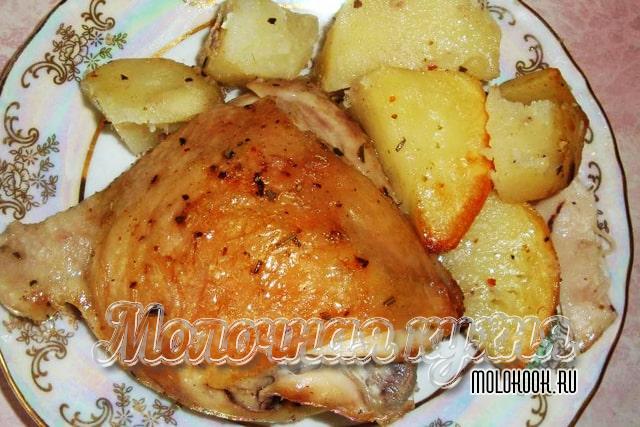 Маринованная курица, запеченная в рукаве с картошкой
