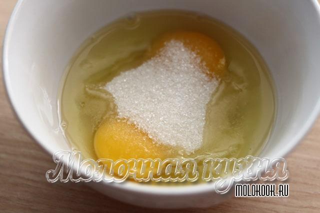 Сахарный песок с яйцами в миске