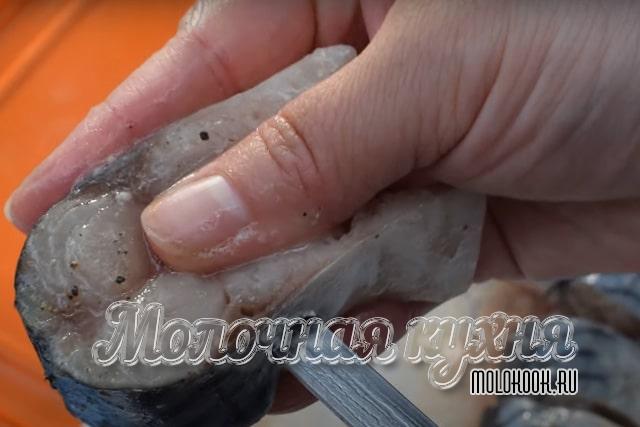 Насаживание кусочков рыбы на шампуры