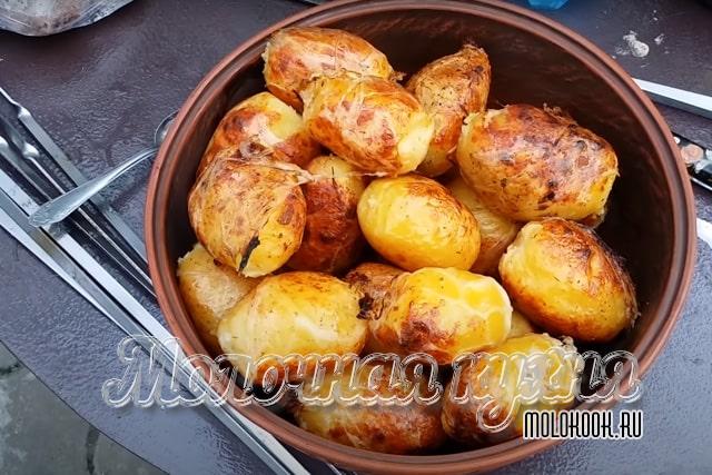Картошка, жаренная на мангале, в жировой сетке