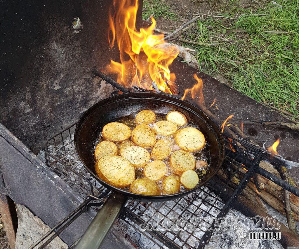 Жарка картофеля на мангале на сковороде