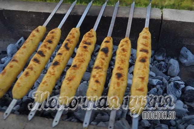 Шампуры с люля-кебабами из картошки на мангале