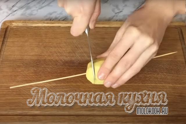 Нарезание картофелины на шпажке в виде спиральки
