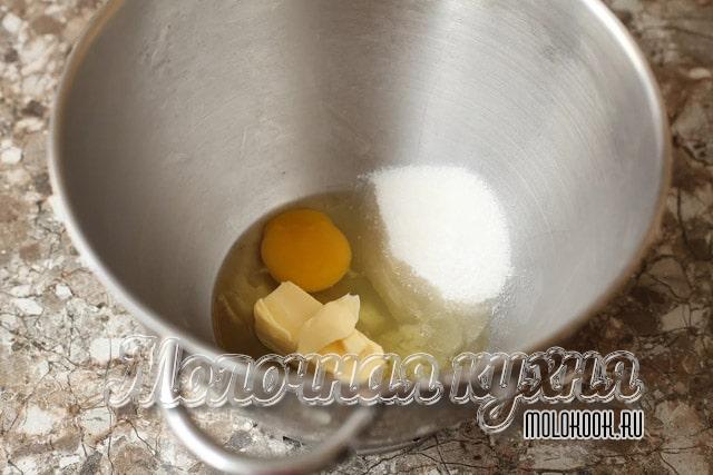 Яйцо смешано с маслом и сахаром
