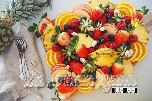 Тарелка с фруктовой нарезкой