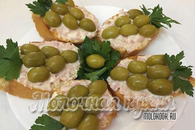 Бутерброды с оливками и ветчиной