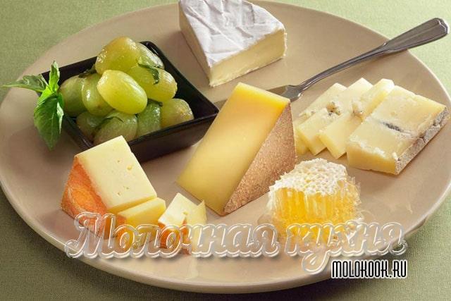 Сыр с фруктами и медом