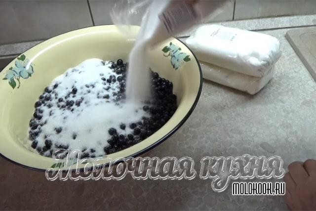 Пересыыпание черной смородины сахаром
