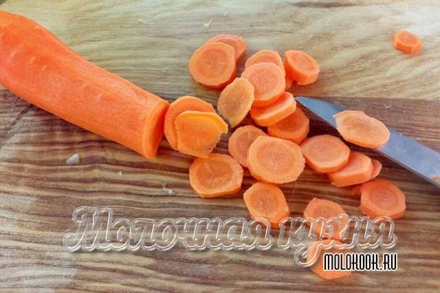 Нарезать морковь кружочками