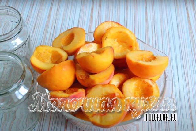 Подготовленные половинки персиков