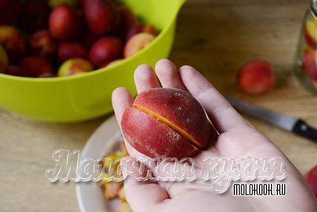 Разрезание персиков на дольки