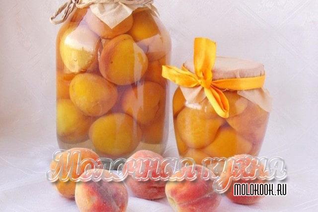 Целые персики с косточками в сиропе