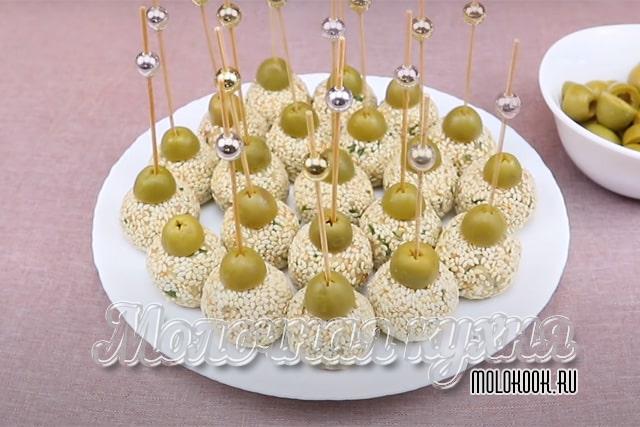 Салатные шарики с печенью трески и оливками