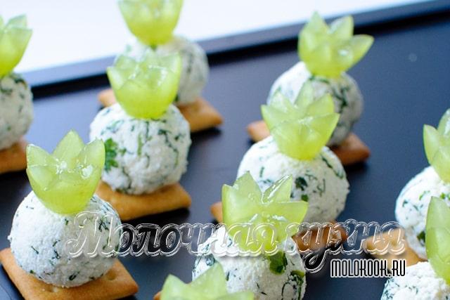 Творожно-сырные шарики «Королевская лилия» с виноградом на крекерах