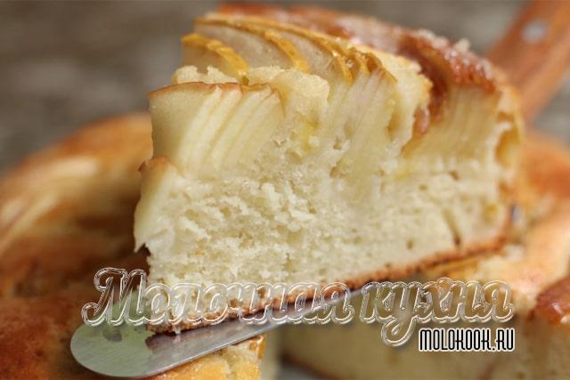 Яблочный пирог «Пушинка» на кефире и сливочном масле в духовке