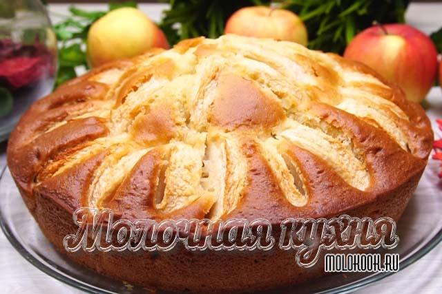 Сочный яблочный пирог «Конкурент шарлотки» на маргарине и кефире