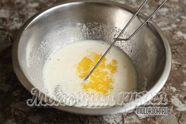 Взбить яйца, добавить половину масла