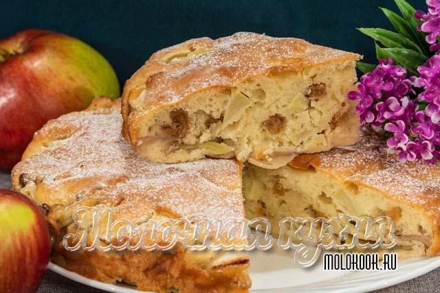 Легкий пирог с яблоками и изюмом на кефире и сгущенке