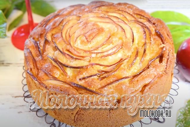 Пышный пирог с яблоками «Цветущая роза» на сметане