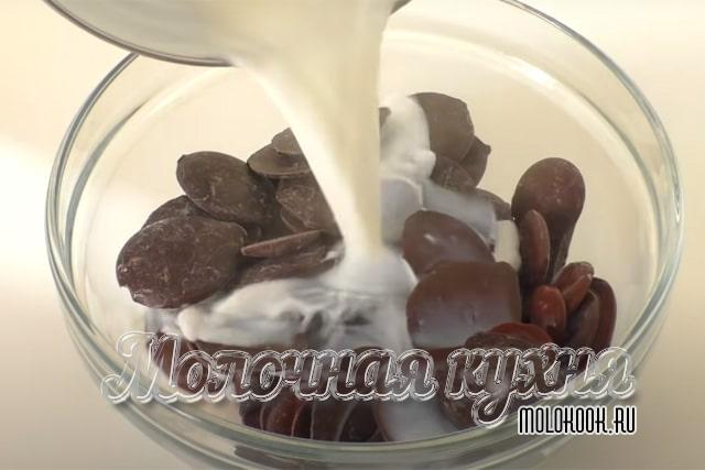 Залить шоколад сливками